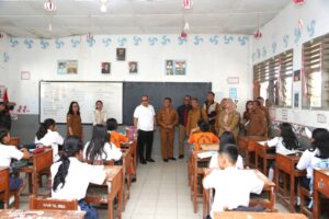 Sekda Junaedi Sitanggang Tinjau Program Bimbel Tambahan di SMPN 5