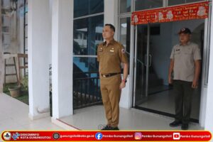 Sekretaris Daerah Kota Gunungsitoli Pimpin Upacara Bendera di Halaman Kantor Wali Kota