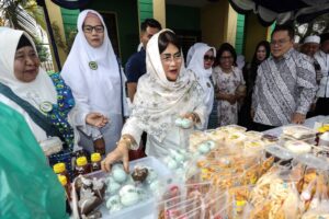 Wali Kota Wesly dan Ketua TP PKK Ny Liswati Borong Produk di Warung Ramadhan BKMT
