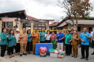 Ketua TP PKK Ny Liswati Serahkan Bantuan kepada Korban Kebakaran di Jalan Bahkora Bawah