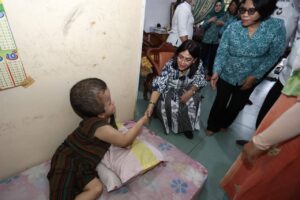 Ketua TP PKK Ny Liswati Kunjungi dan Beri Bantuan ke Penderita Hydrocephalus di Kelurahan Kahean