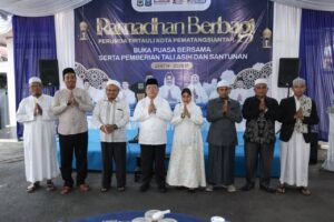 Ramadhan Berbagi Perumda Air Minum Tirta Uli, Wali Kota Wesly Serahkan Tali Asih dan Santunan